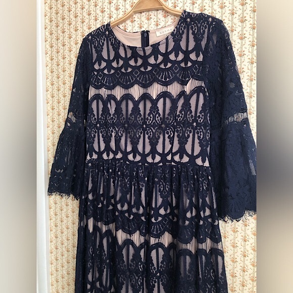Bohme Lace Overlay Bell Sleeve Navy/Cream Midi Dress | Medium - Picture 3 of 5